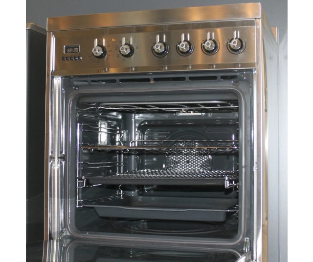 Foto van de binnenzijde van de oven van Smeg C6IMX8 inductie fornuis