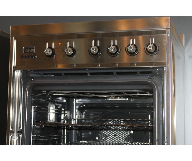 De Smeg C6IMX8 heeft het kenmerkde Smeg design met hoogwaardige afwerking en fraaie Smeg knoppen