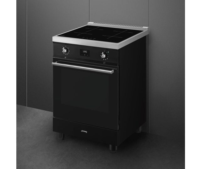 Smeg C6IPBLT2 fornuis 3/4-zijaanzicht in keukenopstelling met gesloten ovendeur