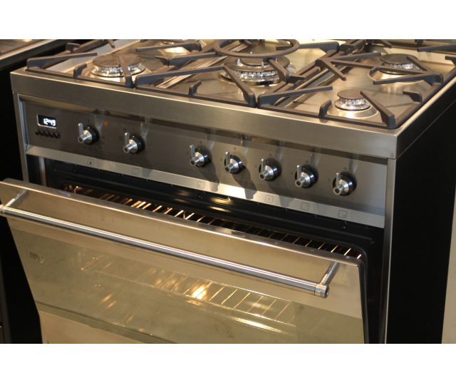 De Smeg C8GMXNLK is 80 cm. breed en voorzien van vijf branders