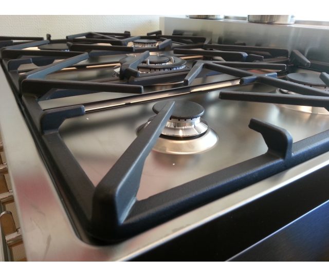 Het SMEG fornuis C8GMXNLK beschikt over strakke rechte hoeken en een fraai design