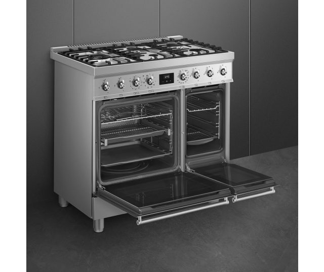 Smeg C92GPXNLK2 fornuis beide ovendeur geopend met roosters en interieur zichtbaar