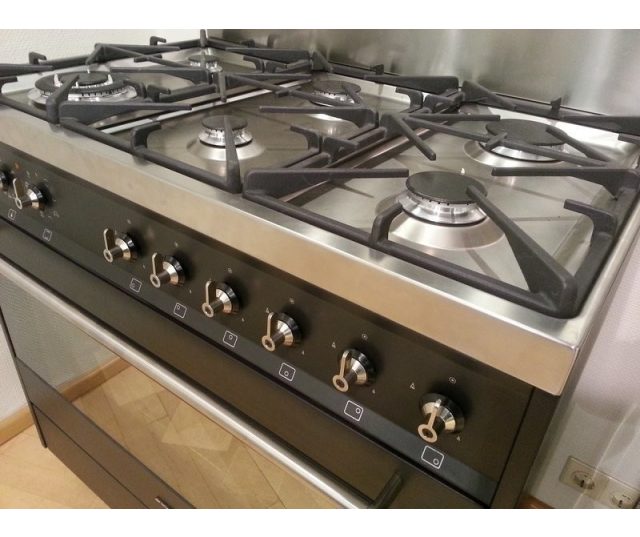 90 cm. breed fornuis van SMEG uitgevoerd met een multifunctionele oven.