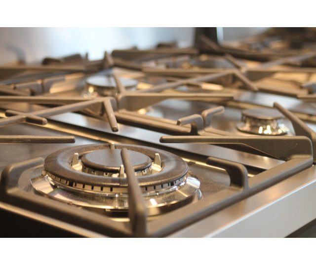 De wokbrander van de Smeg C9GMANLK9 bevindt zich linksvoor
