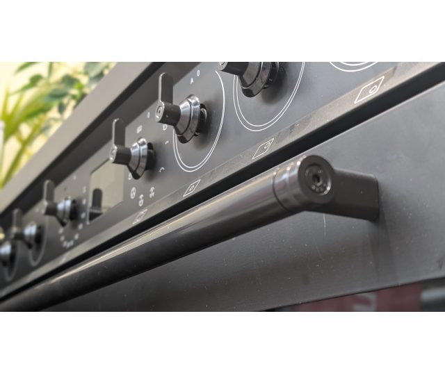 Fraai is het volledig mat zwarte design van de Smeg C9IMN2