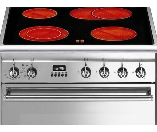60 cm. breed keramisch fornuis van SMEG uitgevoerd met 4 HiLight kookzones