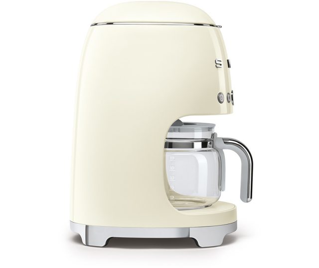 Fraai zijn de ronde vormen bij de Smeg DCF02CREU koffiemachine