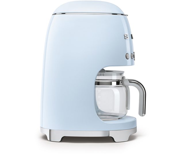 De Smeg DCF02PBEU heeft afgeronde vormen, kenmerkend voor de jaren 50 stijl