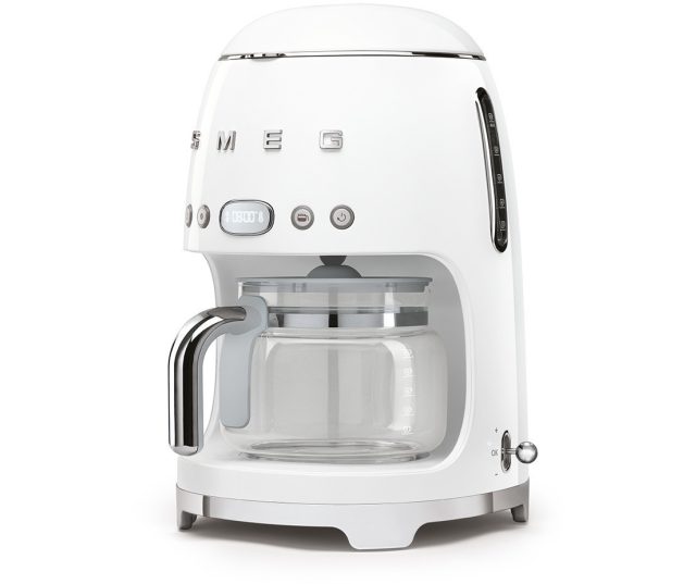 De Smeg DCF02WHEU heeft de bediening aan de voorzijde (chromen knoppen boven de koffiepot)