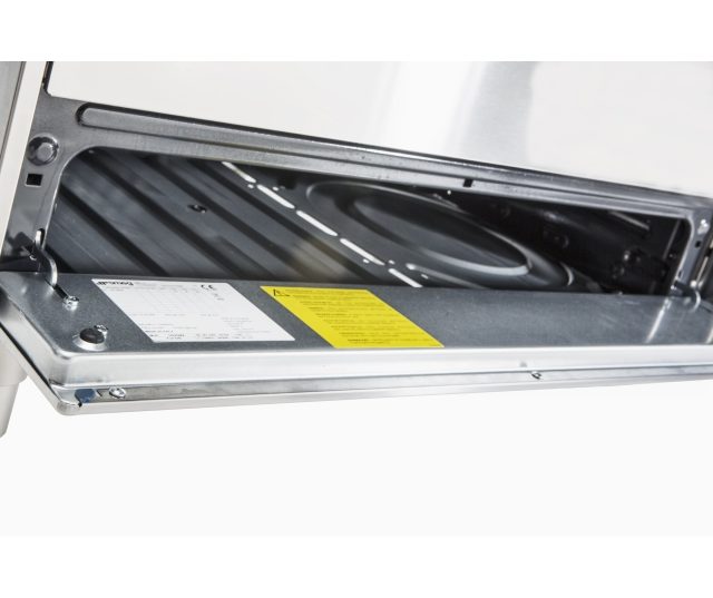 Onder de oven van de Smeg DS9GMX bevindt zich een opbergruimte toegankelijk door middel van een klep