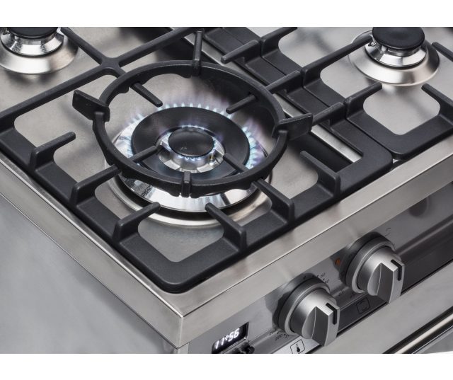 Een sterke 4,2 kW wokbrander bevindt zich linksvoor op het fornuis