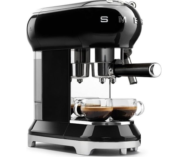 De Smeg ECF01BLEU koffiemachine is uitgevoerd in retro jaren 50 stijl
