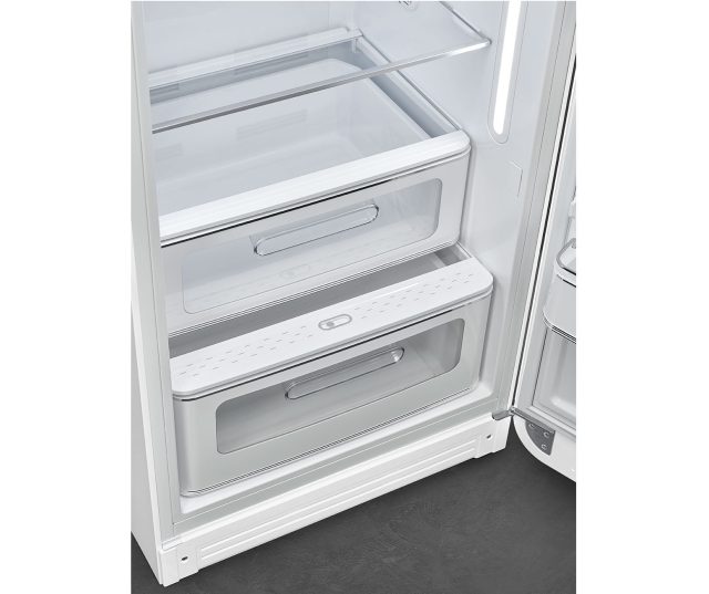Smeg FAB28RWHM6 koelkast onderkant geopend kastjes met handvaten zichtbaar