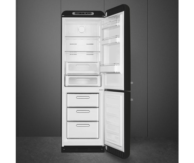 Smeg FAB32RBLM6 koelkast beide deuren geopend met zicht op interieur en deurvakken