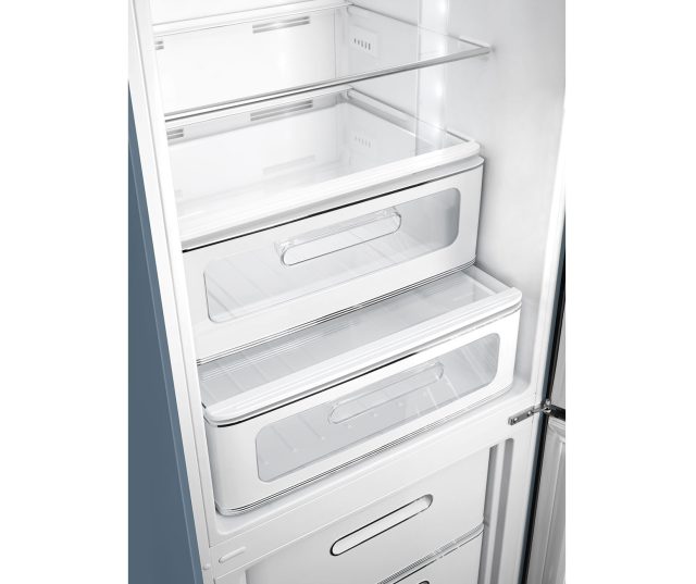 Smeg FAB32RSBM6 vriesvak interieur detail met drie uitschuifbare laden en handgrepen