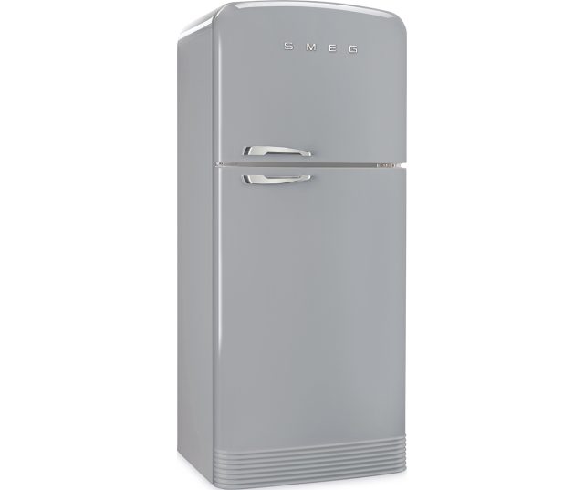 De ronde hoeken en chromen details maken de Smeg FAB50RSV koelkast zilvermetallic een retrokast