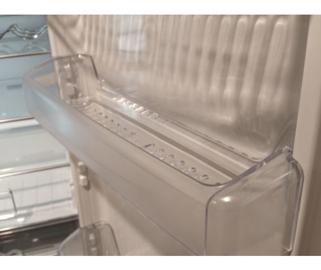 De Smeg FC400X2PE is voorzien van kunststof vakken in de binnendeur welke transparant en degelijk zijn