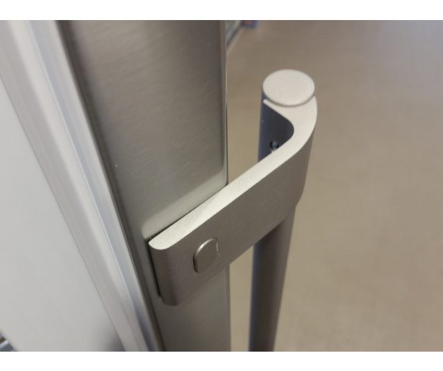 De ronde stanggrepen op de deur van de Smeg FC400X2PE