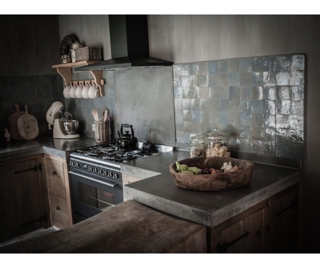 De combinatie van beton met antraciet geeft de keuken een super stoer uiterlijk
