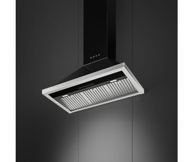 Smeg KCU94BL afzuikap inbouw-aanzicht schuin van bovenaf in keuken, zilveren rand en geopend filterscherm zichtbaar