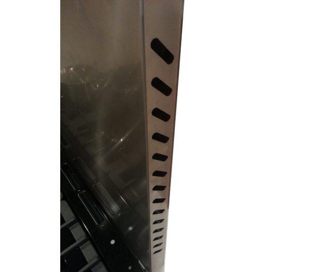 De Smeg KITC8X heeft aan de zijkanten 'sleuven' zitten voor de ventilatie van de warme lucht van de oven