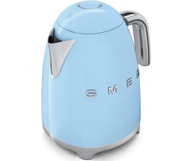 De Smeg KLF01PBEU waterkoker blauw heeft een inhoud van 1,7 liter
