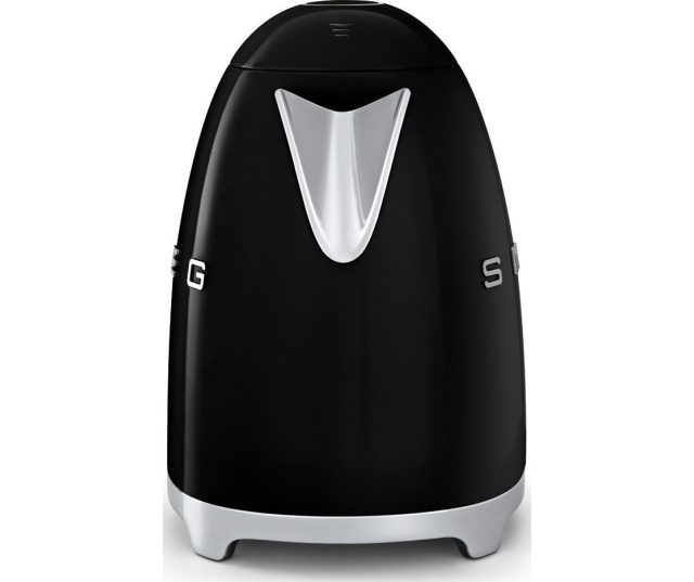 De Smeg KLF03BLEU waterkoker zwart heeft een inhoud van 1,7 liter