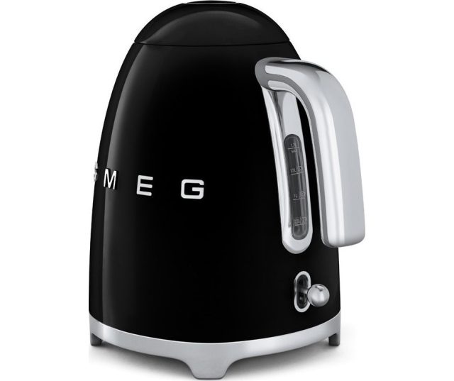 De Smeg KLF03BLEU waterkoker zwart is uitgevoerd in het retro jaren 50 design