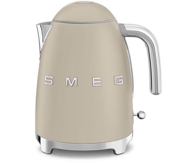 Smeg KLF03MLMEU waterkoker crèmekleurig vooraanzicht met SMEG-logo en handvat