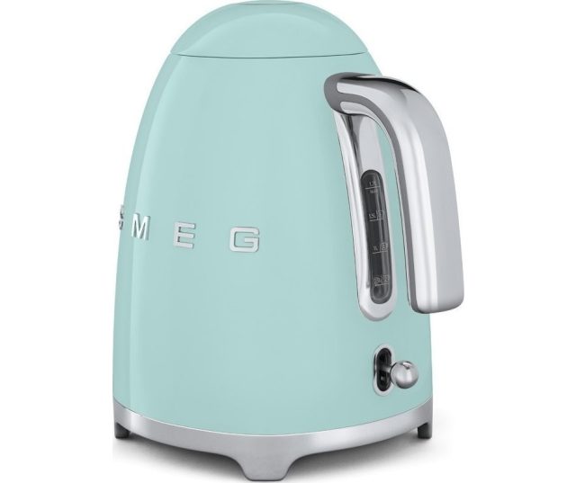 De Smeg KLF03PGEU waterkoker groen heeft een inhoud van 1,7 liter