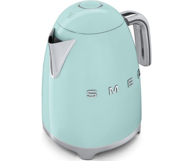 De Smeg KLF03PGEU waterkoker groen heeft een rvs schenktuit