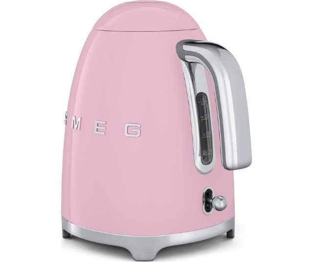 De Smeg KLF03PKEU waterkoker roze heeft een inhoud van 1,7 liter