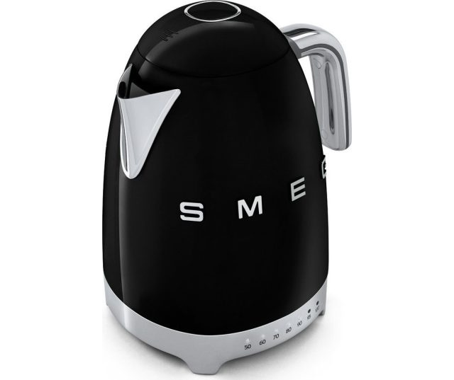 De Smeg KLF02BLEU waterkoker zwart beschikt over de mogelijkheid om de eindtemperatur in te stellen