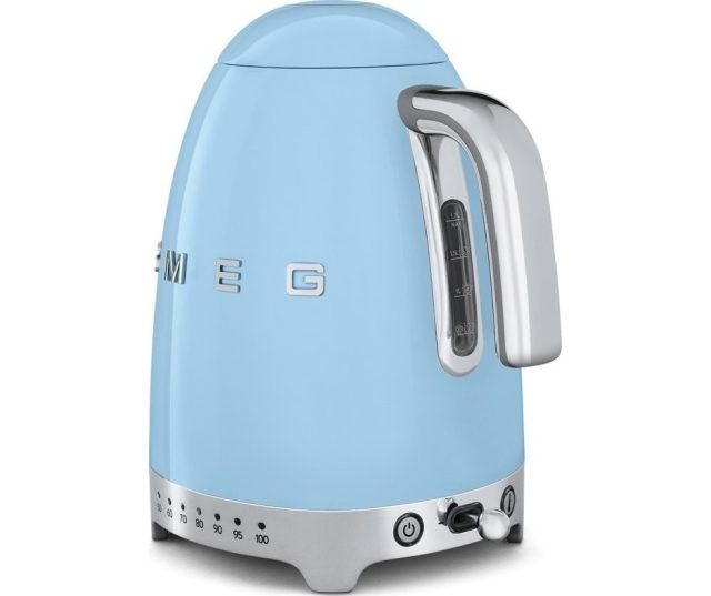 De Smeg KLF04PBEU waterkoker blauw is uitgevoerd in het blauwe retro jaren 50 design
