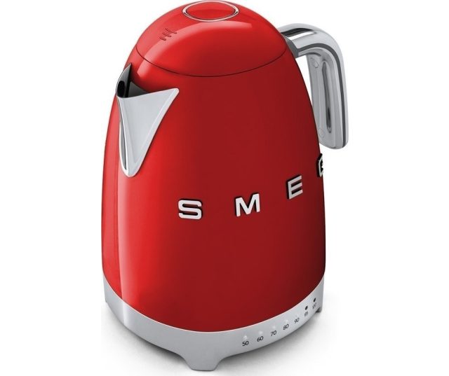 De Smeg KLF04RDEU waterkoker rood is uitgerust met het rode retro jaren 50 design