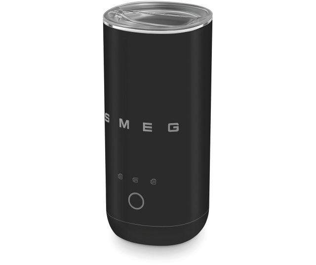 Smeg MFF02BLMEU melkopschuimer geopend van boven met afdekking en controlevenster
