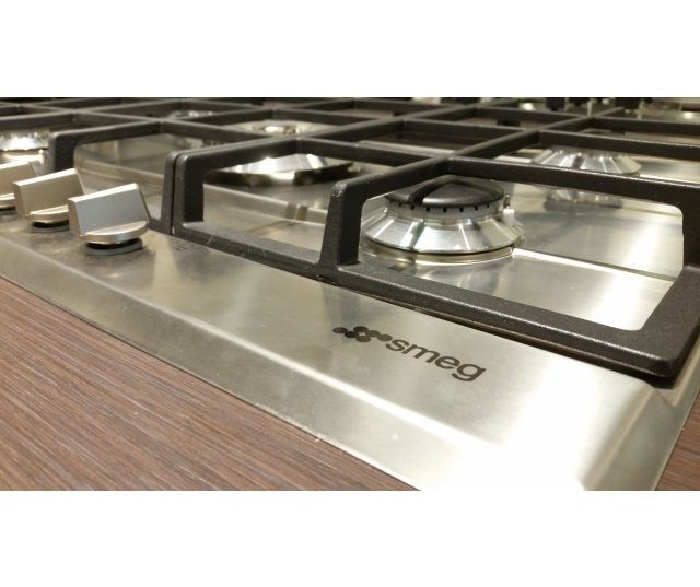 De Smeg P272XGHNLK beschikt ove reen strak design met kleine oplopende rand