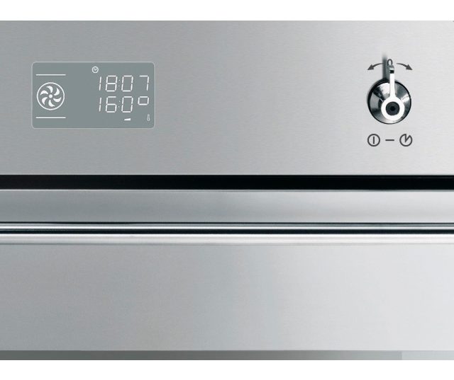 Het bedieningspaneel van de Smeg SF390XPZ inbouw oven