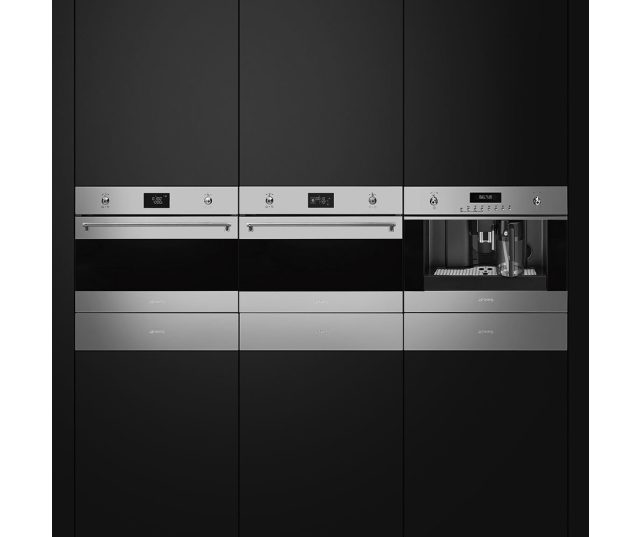 De Smeg SF4390VCX1 combi stoomoven kan perfect gecombineerd worden met andere apparaten uit de Classici lijn