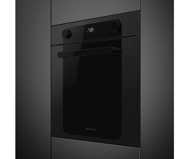 Smeg SF6201TB oven inbouw in keuken, vooraanzicht met gesloten deur en bedieningspaneel