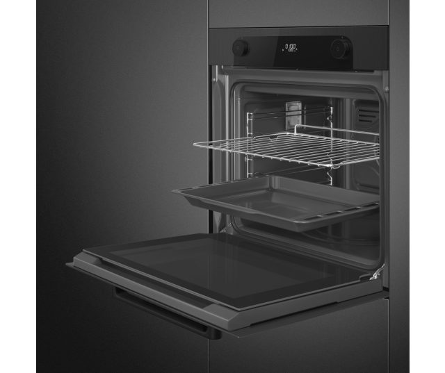 Smeg SF6201TB oven geopende deur met uitgetrokken rooster, bakplaat onderaan en interieurlicht