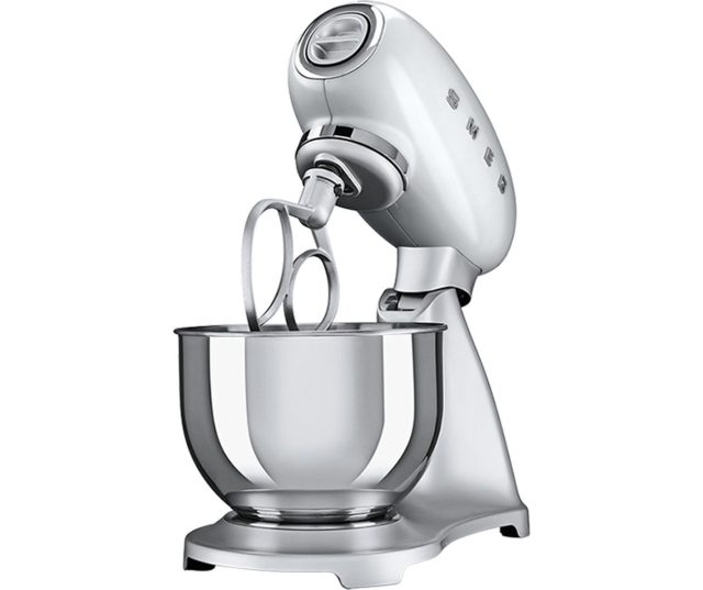 De Smeg SMF01SVEU keukenmachine zilver heeft een inhoud van 4,8 liter