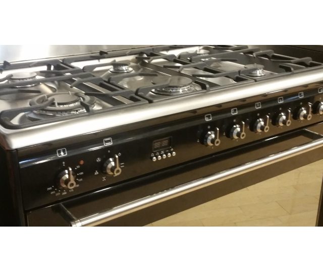 De wokbrander van de Smeg SNL916MFN bevindt zich linksvoor