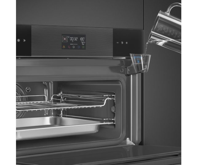 Smeg SO4102S3B combi-stoomoven, geopende deur met watervultrechter en bakplaat in gebruik