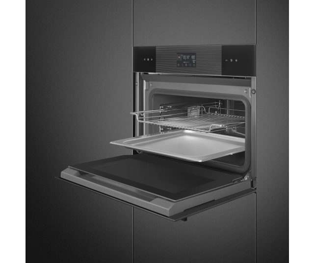 Smeg SO4102S3B combi-stoomoven, zwart, frontaanzicht met gesloten deur in keuken