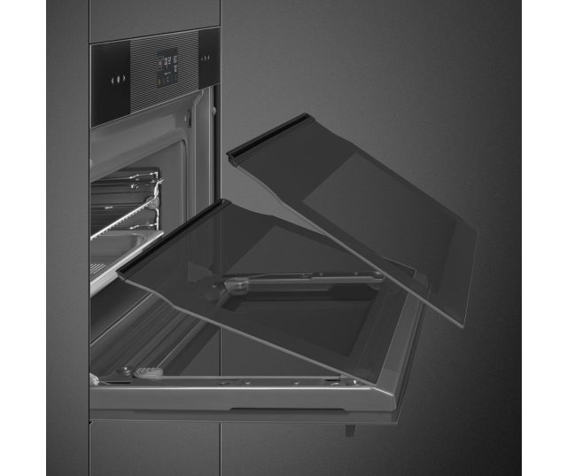 Smeg SO4102S3B combi-stoomoven, beide bakplaten uitgeschoven uit de oven zichtbaar