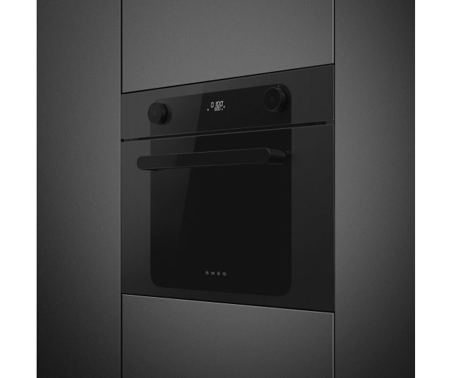 Smeg SO4201M1BI magnetron combi zijkant met geopende deur en greep