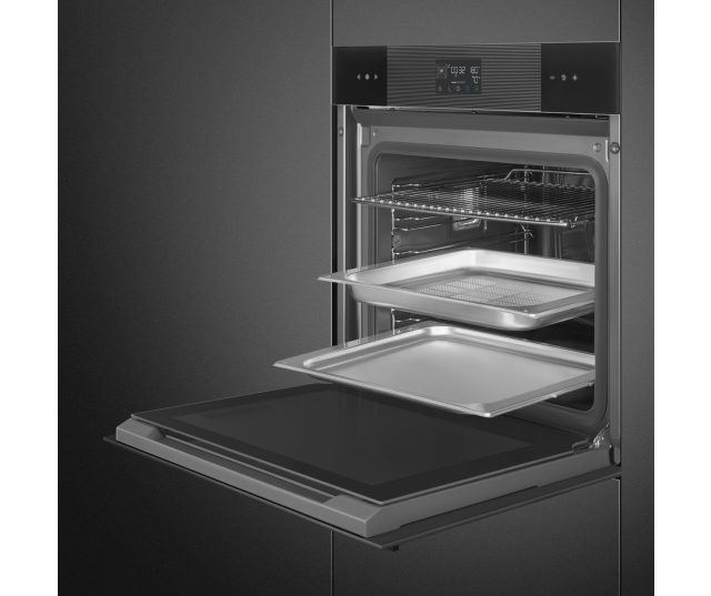 Smeg SO6102S3PB3 combi-stoomoven geopend met twee witte bakplaten en fornuisrooster in het interieur, frontaal aanzicht