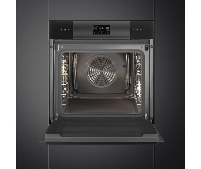 Smeg SO6102S3PB3 combi-stoomoven geopend met drie witte bakplaten en fornuisrooster gestapeld in het interieur
