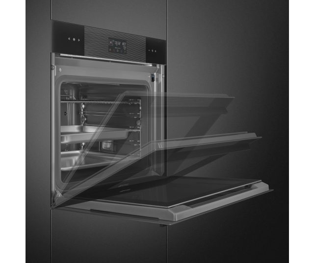 Smeg SO6102S3PB3 combi-stoomoven geopend met deur schuin opengesteld, verwarmingselementen en binnenwerk zichtbaar